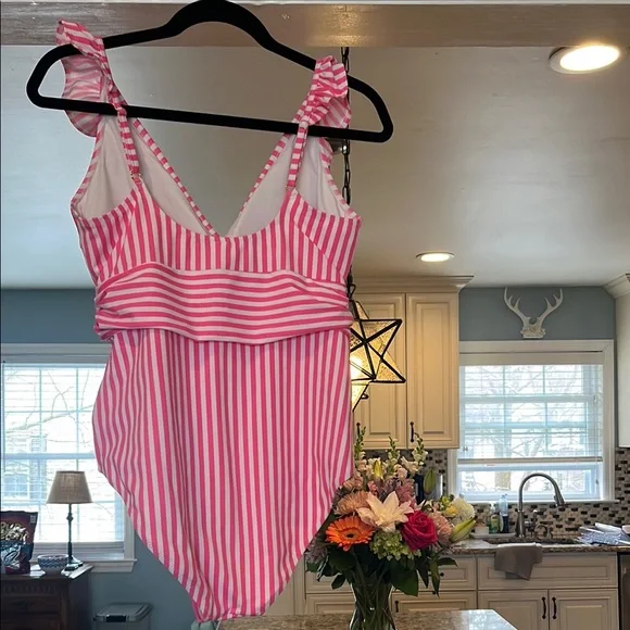 NWOT Pink and White Striped Vineyard Vines Ruffle Swimsuit - Picture 2 of 7